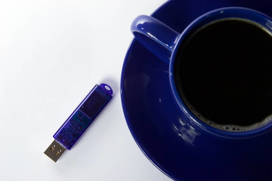 早上的咖啡和USB閃存驅動器