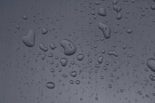 金屬表面上的水滴