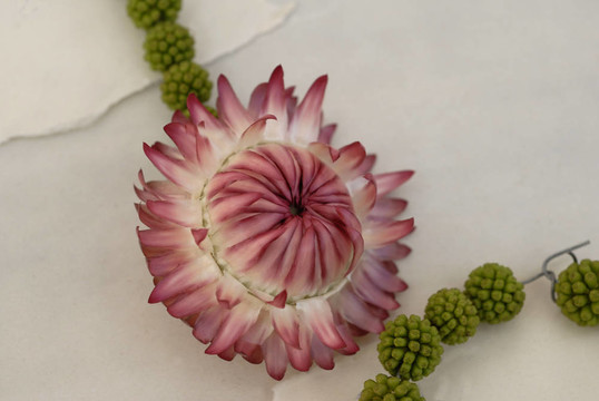 鮮花裝飾的花環(huán)