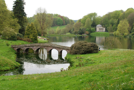 橋在Stourhead
