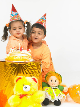 孩子們?cè)谝粋€(gè)生日聚會(huì)