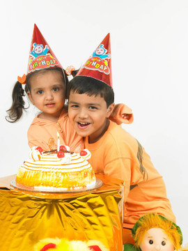 孩子們?cè)谝粋€(gè)生日聚會(huì)