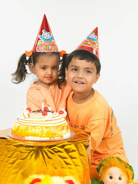 孩子們?cè)谝粋€(gè)生日聚會(huì)