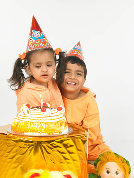 孩子們?cè)谝粋€(gè)生日聚會(huì)