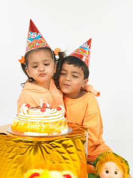 孩子們?cè)谝粋€(gè)生日聚會(huì)
