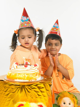 孩子們?cè)谝粋€(gè)生日聚會(huì)