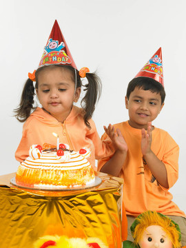 孩子們?cè)谝粋€(gè)生日聚會(huì)