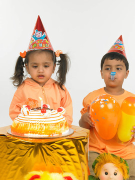 孩子們在一個生日聚會
