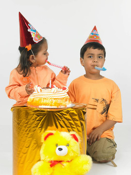 孩子們?cè)谝粋€(gè)生日聚會(huì)