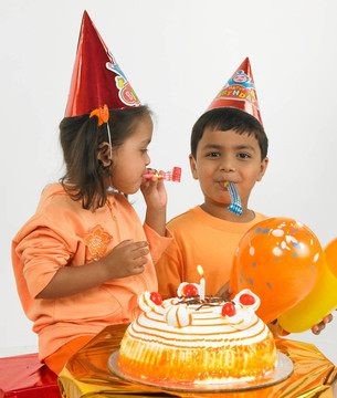 孩子們?cè)谝粋€(gè)生日聚會(huì)