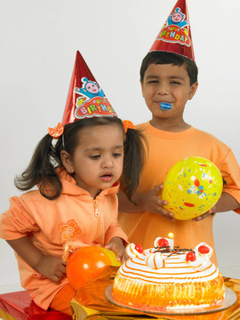 孩子們?cè)谝粋€(gè)生日聚會(huì)