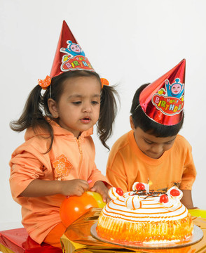 孩子們?cè)谝粋€(gè)生日聚會(huì)