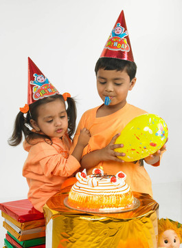 孩子們?cè)谝粋€(gè)生日聚會(huì)