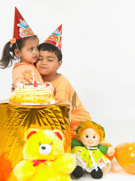 孩子們?cè)谝粋€(gè)生日聚會(huì)