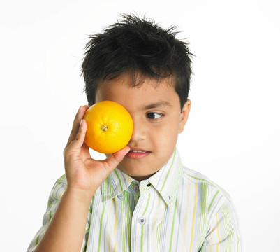 拿著一個(gè)黃色的男孩