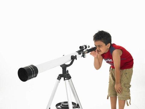 男孩看星星
