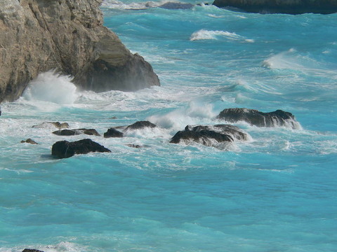海浪破巖