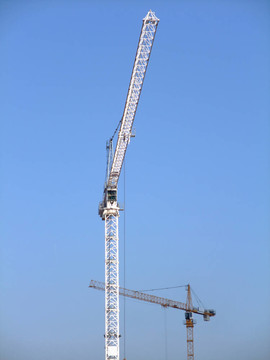 兩個(gè)建筑起重機(jī)