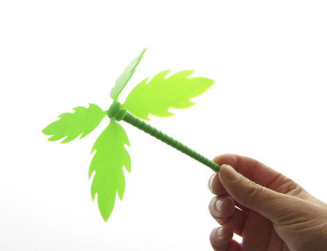 手抓綠色塑料花