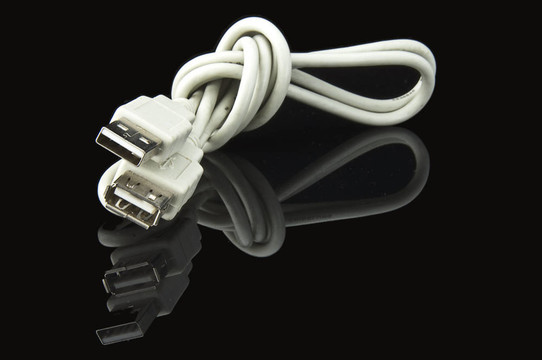 在黑色的USB電纜