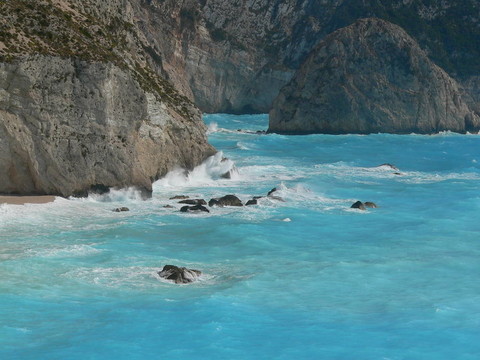 海浪破巖