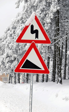 雪中交通路標