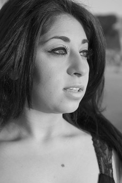黑與白的Brunette Woman Headshot