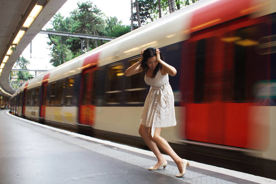 女性錯過了火車
