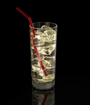 黑色背景的新鮮飲料