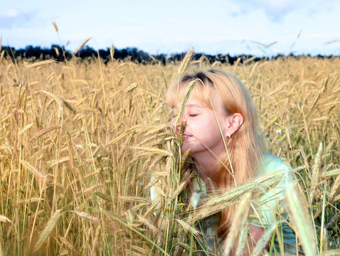陽光下的美麗少女在藍天下的田野2
