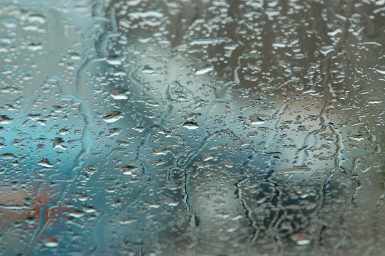 窗戶上的雨滴