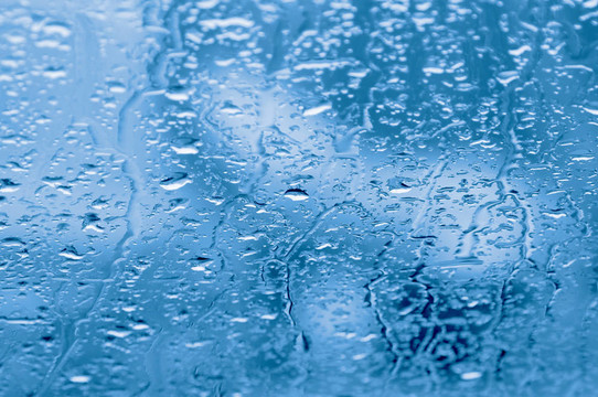 窗戶上的雨滴