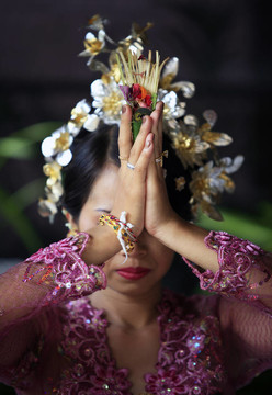 印尼新娘祈禱