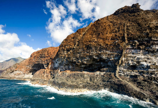 堅(jiān)固的火山巖峭壁