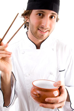 年輕廚師用筷子和碗