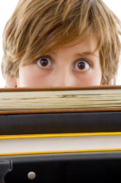 平視男孩的書看