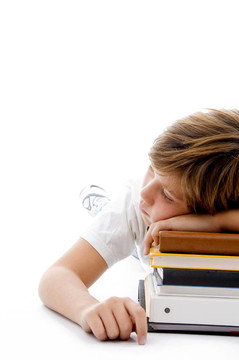 男孩在書上睡覺的半長視角