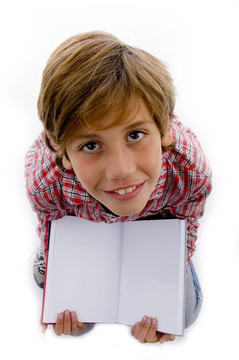 男孩顯示書的俯視圖