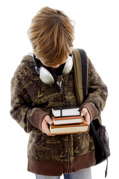 男孩與書(shū)籍和耳機(jī)的正面視圖