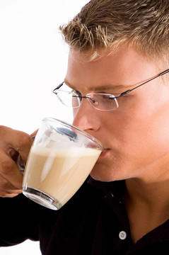 男性飲用咖啡