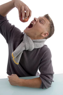 微笑的男人吃蘋果