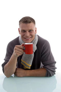 帥氣的年輕男子擺著咖啡杯