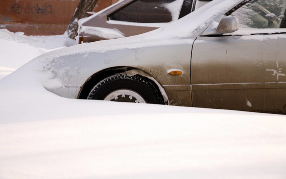 車后的降雪