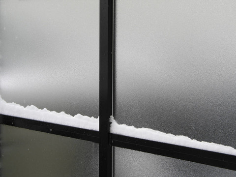 窗上的雪
