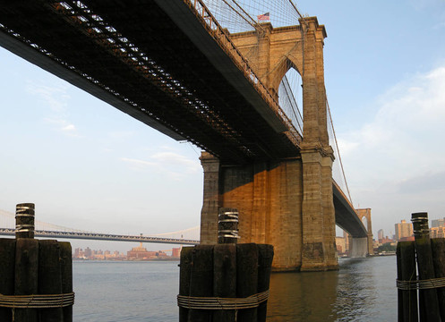 在布魯克林大橋