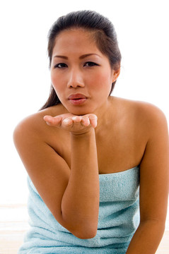 可愛(ài)的女模特?cái)[著飛吻