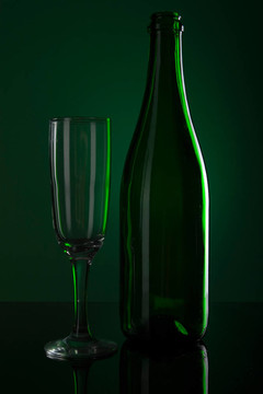 帶玻璃的香檳酒瓶