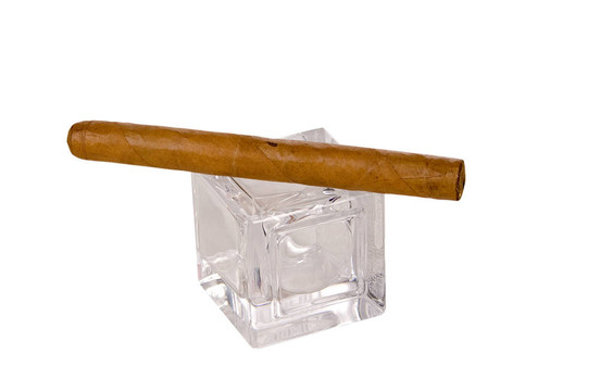 長長的棕色哈瓦那雪茄的玻璃立方體