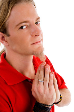 當(dāng)祈禱的時(shí)候，男人看著相機(jī)