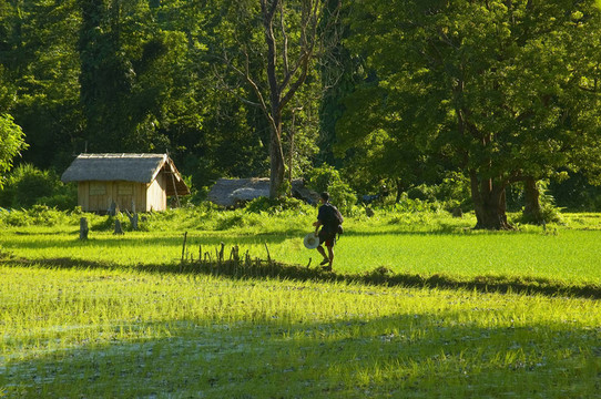 男子徒步旅行